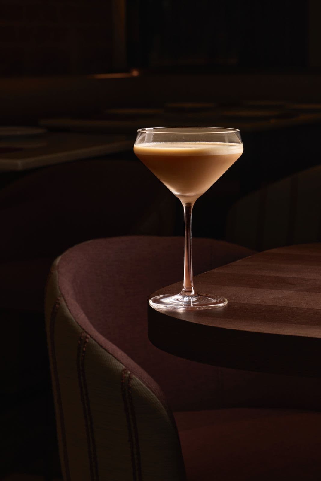 Espresso martini junto a una mesa de madera en la sala