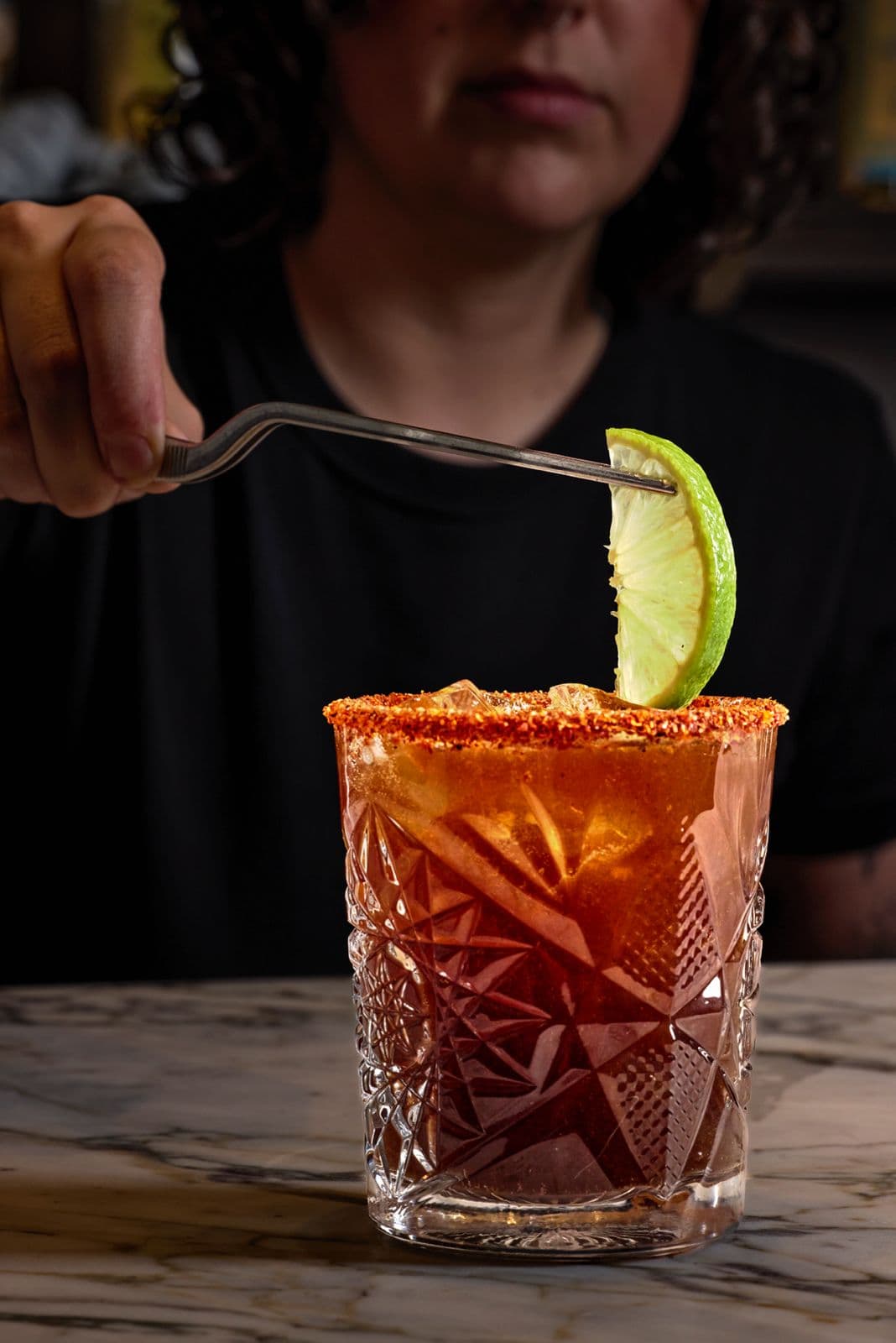 Michelada con borde de chile y gajo de lima