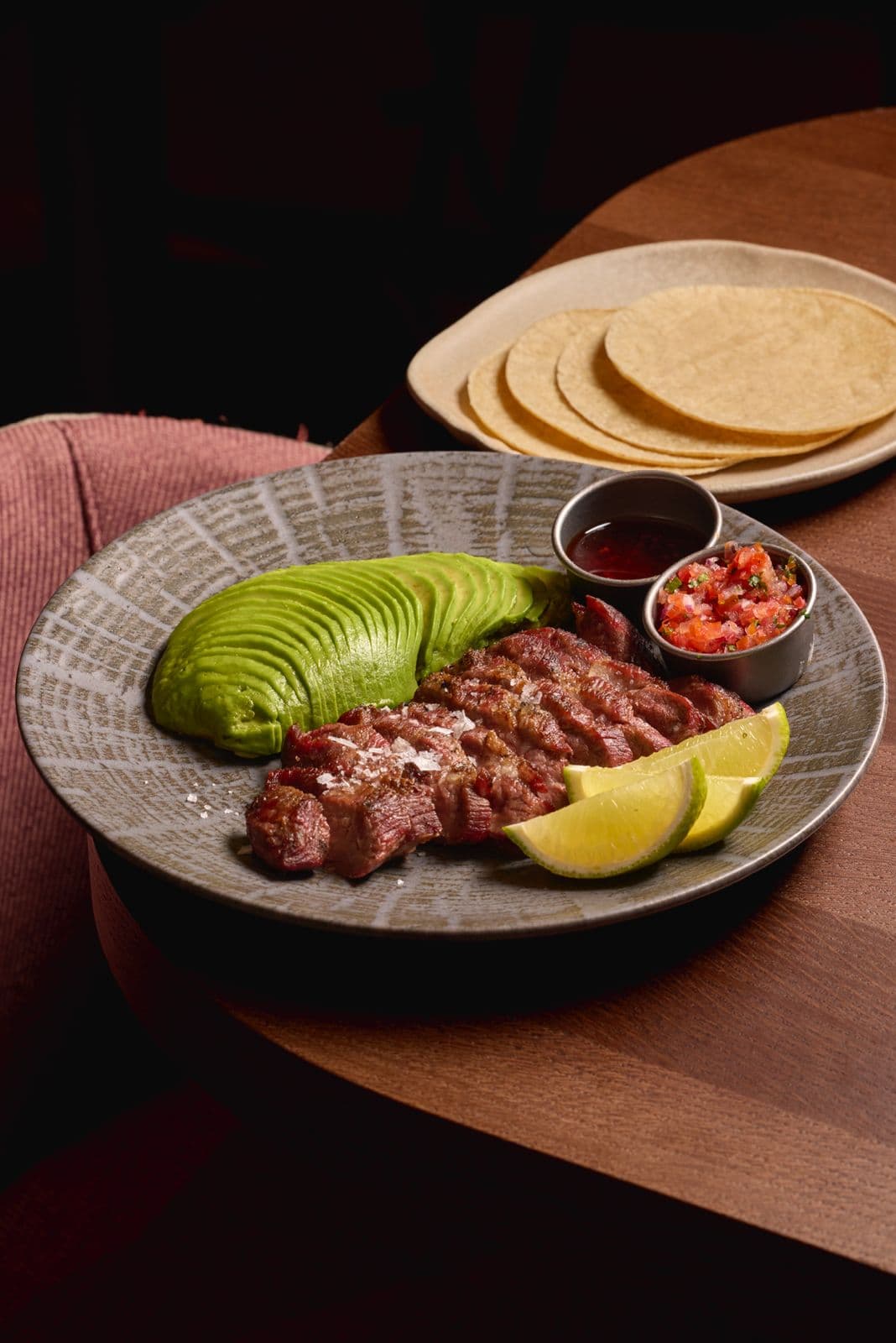 Pluma ibérica con aguacate, pico de gallo, lima y tortillas para taquear