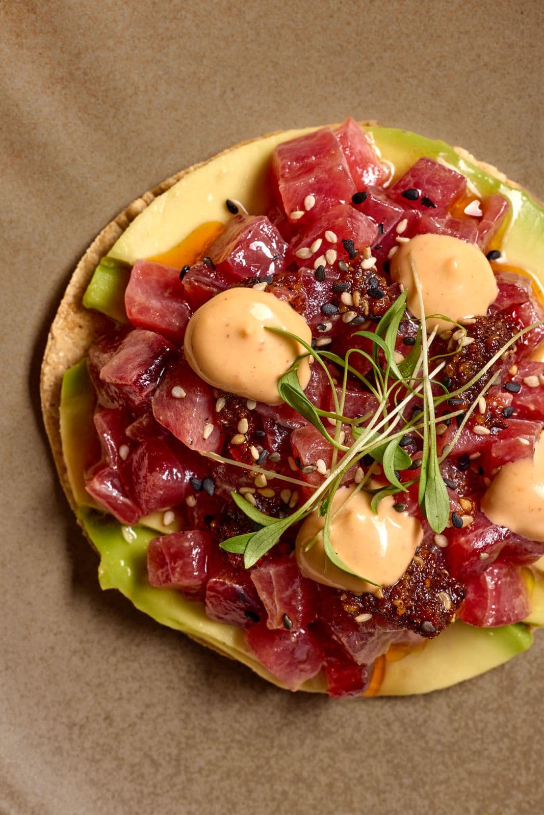Tostada de atún en dados con aguacate, mayonesa de chipotle y sésamo
